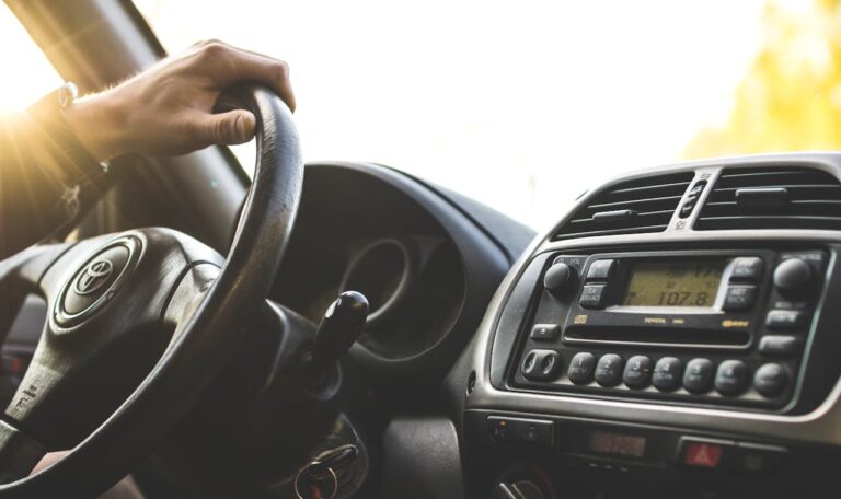 Jak nepřijít o auto v insolvenci či v exekuci: Kdy vám ho nemohou zabavit?